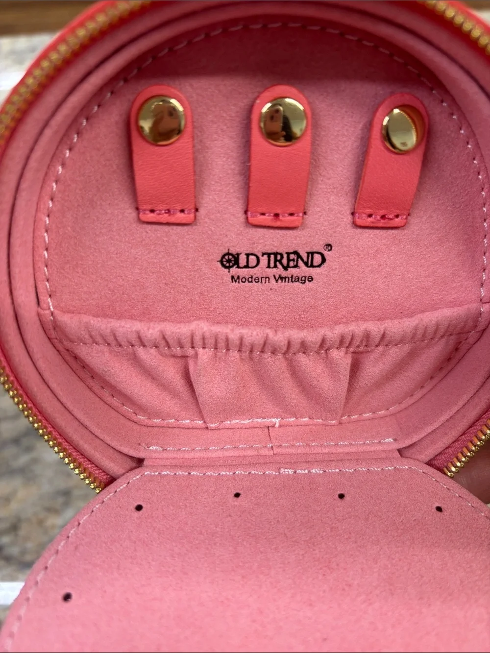 Old trend leather peach Round Coral Jewelry Case with Gold Stud